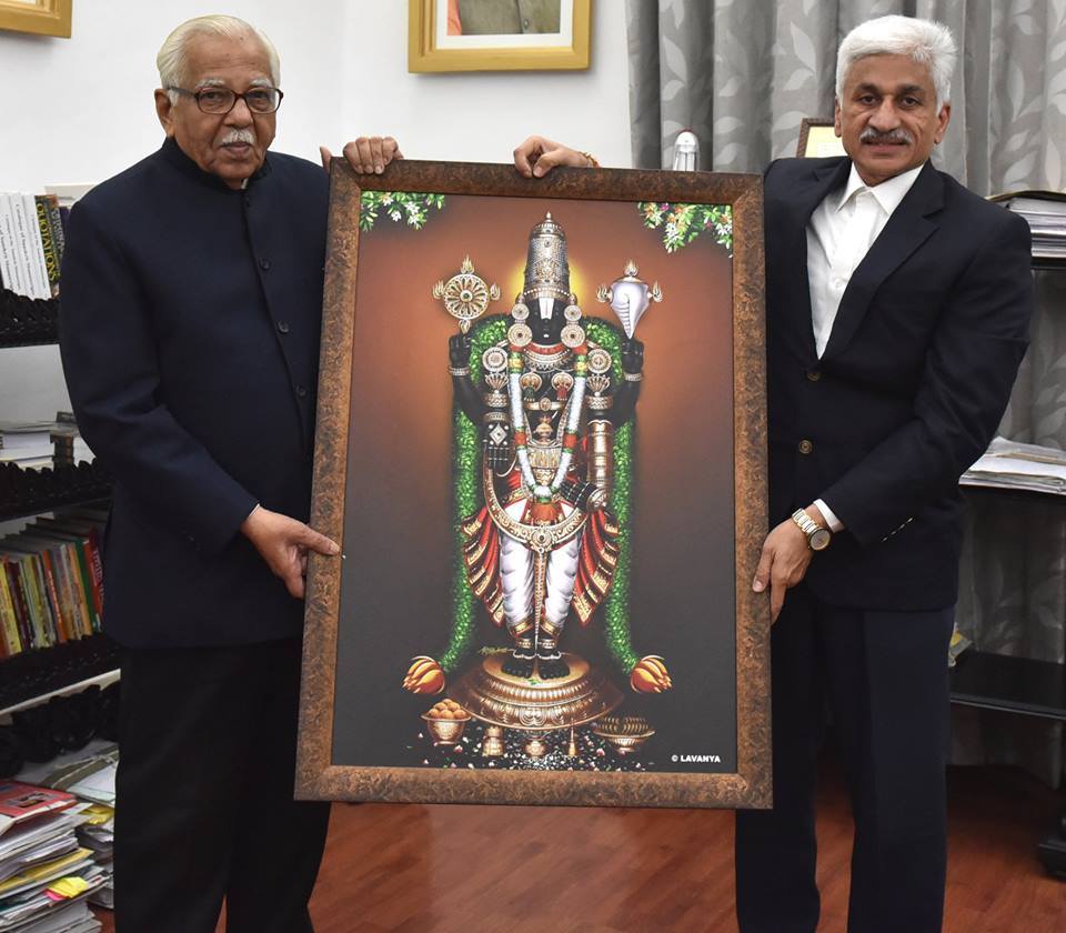 Presented a memento to Hon'ble Governor of Uttar Pradesh Shri Ram Nayak at Raj Bhavan, Lucknow on a courteous visit.
