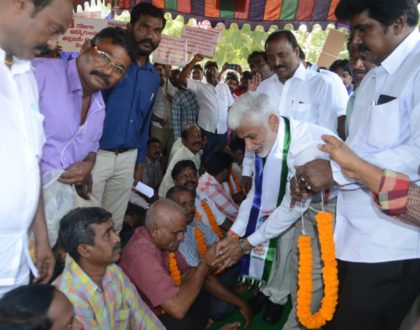 టైమ్‌ స్కేల్‌ తమకు వర్తింప చేయాలని డిమాండ్‌ చేస్తూ..