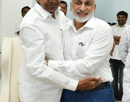 శ్రీ వై ఎస్ జగన్మోహన్ రెడ్డి గారు ఈరోజు హైదరాబాద్ లో శ్రీ కే. చంద్రశేఖర రావు గారిని ...