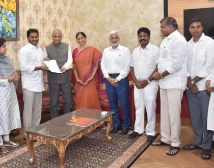 వైయస్ఆర్ ఎల్పీ తీర్మాన ప్రతిని పార్టీ ఎమ్మెల్యేలతో కలిసి గవర్నర్ నరసింహన్ గారికి అందజేస్తూ..