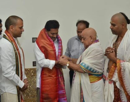 జ‌నం మెచ్చిన నాయ‌కుడు వైయ‌స్‌ జగన్ మోహన్ రెడ్డి గారిని  కలిసి ఆశీర్వచనం