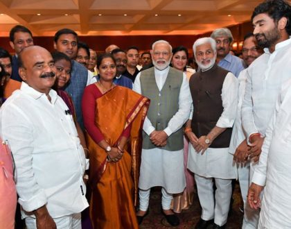 నూతన పార్లమెంట్ సమావేశాలను పురస్కరించుకుని గురువారం ప్రధాన మంత్రి శ్రీ నరేంద్ర మోదీ ఢిల్లీలో ఎంపీలకు ఇచ్చిన విందులో వైఎస్సార్సీ  ఎంపీలతో ప్రధానమంత్రి గ్రూప్ ఫోటో.