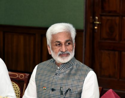 ఢిల్లీలో గురువారం ఉప రాష్ట్రపతి శ్రీ వెంకయ్య నాయుడు నివాసంలో రాజ్య సభ సభ్యుల కోసం ఏర్పాటు చేసిన విందు సందర్భంగా కేంద్ర మంత్రులు, సహచర పార్లమెంట్ సభ్యులతో మాటామంతీ...