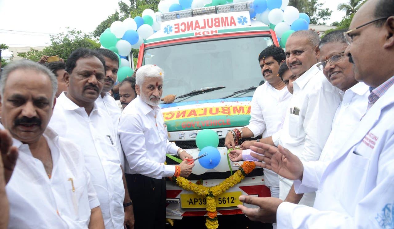 విశాఖపట్నం జిల్లా పరిషత్‌ కార్యాలయ ఆవరణలో...
