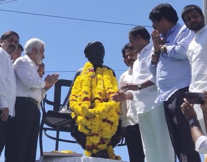 సంఘ సంస్కర్త, మహాకవి గురజాడ అప్పారావు జయంతి సందర్భంగా శనివారం విశాఖపట్నంలో...