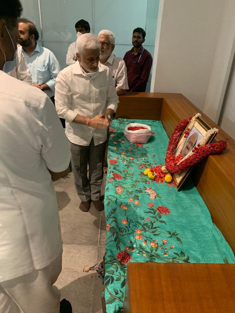 Paying tributes to Sri Somayajulu Garu - 2nd Vardhanti.