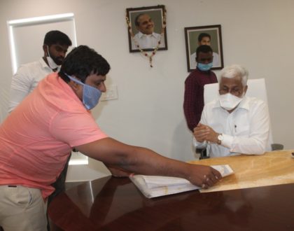 తాడేపల్లి పార్టీ కేంద్ర కార్యాలయంలో పలువురిని కలిసిన ఛాయాచిత్రాలు.