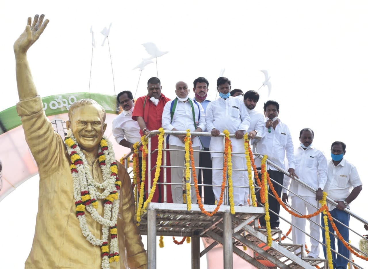 మహానేత డాక్టర్ వైఎస్ రాజశేఖరరెడ్డి జన్మదినోత్సవ వేడుకలను...