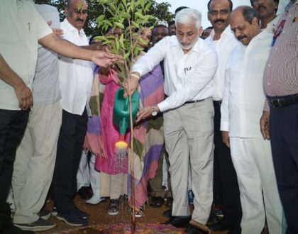 ఎవరెంత విషం చిమ్మినా - అదరదు బెదరదు మన విశాఖ