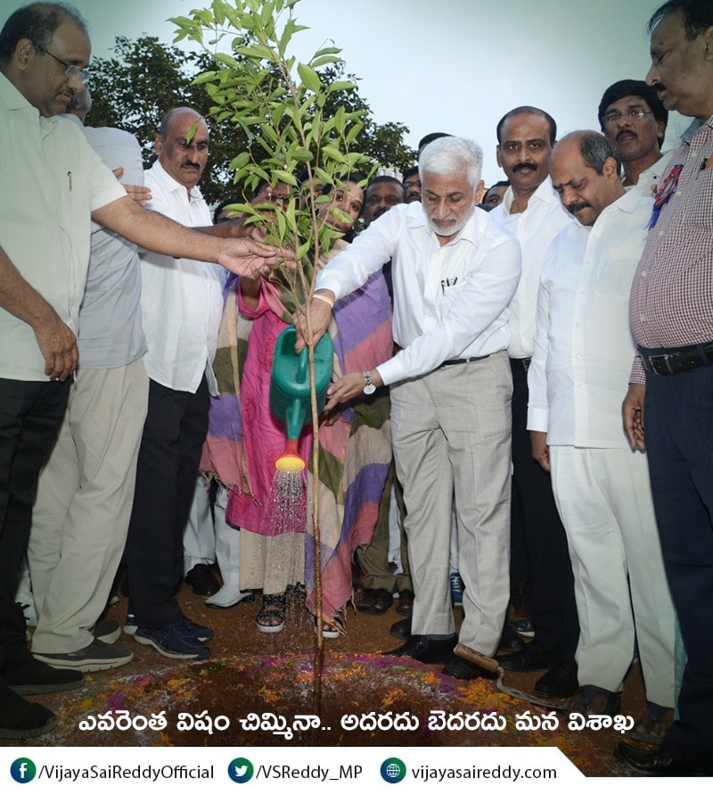 ఎవరెంత విషం చిమ్మినా - అదరదు బెదరదు మన విశాఖ