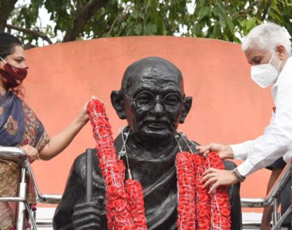 అహింసకి, శాంతికి ప్రతీక అయిన మన జాతిపితా మహాత్మాగాంధీ గారి విగ్రహానికి...