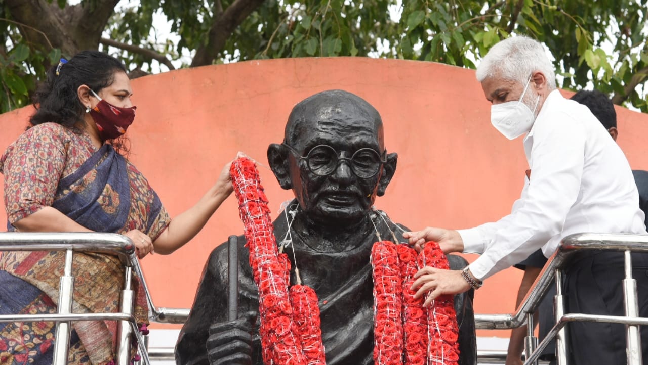 అహింసకి, శాంతికి ప్రతీక అయిన మన జాతిపితా మహాత్మాగాంధీ గారి విగ్రహానికి...