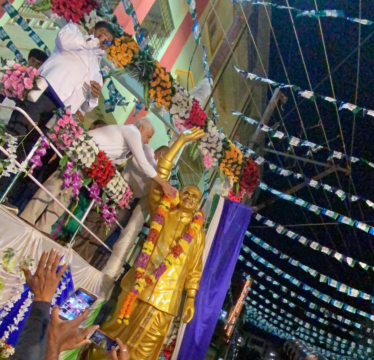 తెలుగు ప్రజల గుండెల్లో అజారామరమైన మహానేత డా.రాజశేఖరరెడ్డి గారి విగ్రహాన్ని విశాఖపట్నం 23వ వార్డులో...
