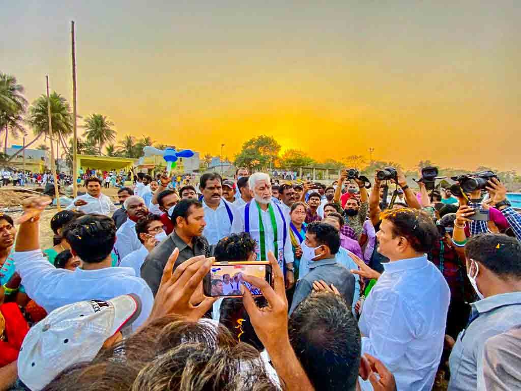 Was accorded a warm welcome by the locals of Peda Jalaripeta (Ward 19) of the Eastern Vizag constituency