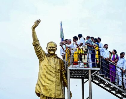 Paid homage & performed the Paala Abhishekam on Shri Y. S. Rajashekhar Reddy Garu’s Statue in Beach Road, Vizag.