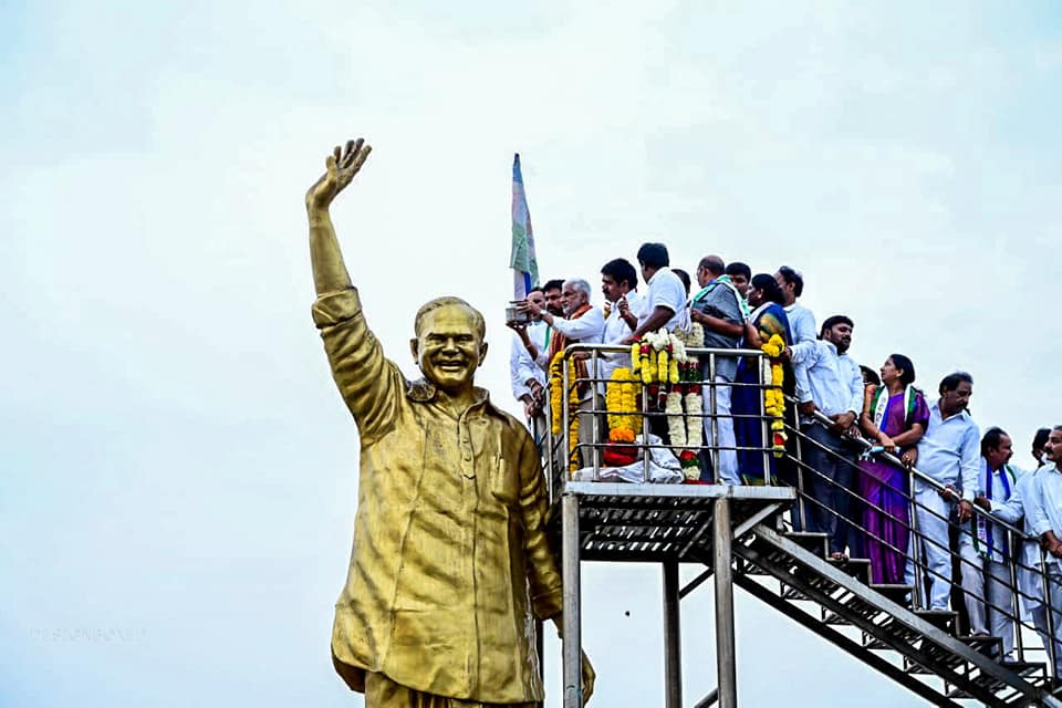 Paid homage & performed the Paala Abhishekam on Shri Y. S. Rajashekhar Reddy Garu’s Statue in Beach Road, Vizag.