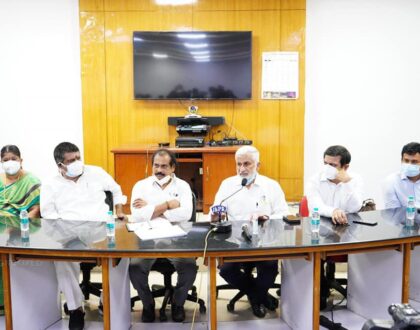 విశాఖపట్నం జిల్లాలో కోవిడ్ పరిస్థితులు, అభివృద్ధి కార్యక్రమాలపై...