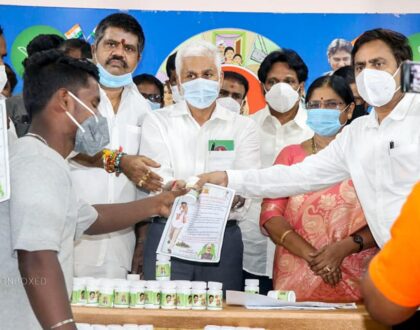 మద్దెలపాలెంలోని వైఎస్సార్ సీపీ కార్యాలయంలో ఈరోజు నగరంలోని సుమారు 22 వేల మంది ఫ్రంట్ లైన్ వారియర్లకు ఆనందయ్య కోవిడ్ నివారణ మందు పంపిణీ చేయడం జరిగింది.