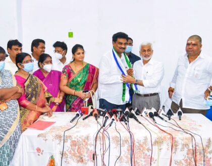 జీవీఎంసీ 15వ వార్డు కార్పొరేటర్ శ్రీమతి అప్పరి శ్రీవిద్య గారి భర్త శ్రీ వెంకట గిరిబాబు వైఎస్సార్ కాంగ్రెస్ పార్టీలో చేరినప్పటి చిత్రాలు.