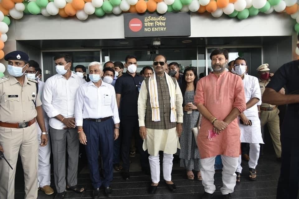 తిరుమల శ్రీవారి దర్శనం కోసం విచ్చేసిన లోక్ సభ స్పీకర్ శ్రీ ఓం బిర్లా గారికి రేణిగుంట విమానాశ్రయంలో ఘన స్వాగతం పలకడం జరిగింది.