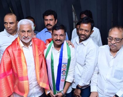 విశాఖపట్నంలో పలు వార్డులకు చెందిన టీడీపీ, బీజేపీ, ఇతర పార్టీల నాయకులు, కార్యకర్తలు సుమారు 200 మంది ఈరోజు వైఎస్సార్ సీపీలో చేరారు.