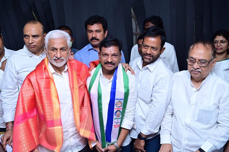 విశాఖపట్నంలో పలు వార్డులకు చెందిన టీడీపీ, బీజేపీ, ఇతర పార్టీల నాయకులు, కార్యకర్తలు సుమారు 200 మంది ఈరోజు వైఎస్సార్ సీపీలో చేరారు.