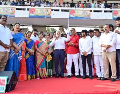 విశాఖపట్నం పోర్టు స్టేడియంలో ఈరోజు వేలాది మంది క్రీడాకారులు, ప్రజాప్రతినిధులు, అధికారులు, నాయకుల సమక్షంలో...