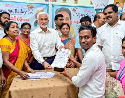 విశాఖపట్నంలోని ఆంధ్రా యూనివర్సిటీ బీఎడ్ కళాశాలలో పలు ఉద్యోగాలకు ఎంపికైన విద్యార్థులకు సీఎం జగన్ గారి పుట్టిన రోజు సందర్భంగా ఈరోజు అపాయింట్మెంట్ లెటర్స్ అందజేయడం జరిగింది.