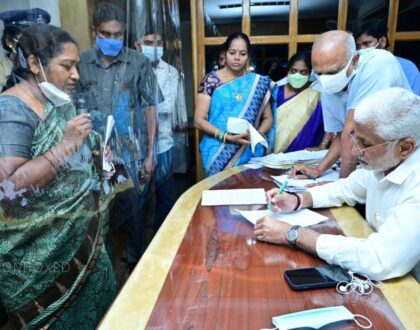 విశాఖపట్నం సీతమ్మధార కార్యాలయంలో ఈరోజు జరిగిన ప్రజాదర్బార్ కార్యక్రమానికి విశేష స్పందన లభించింది.