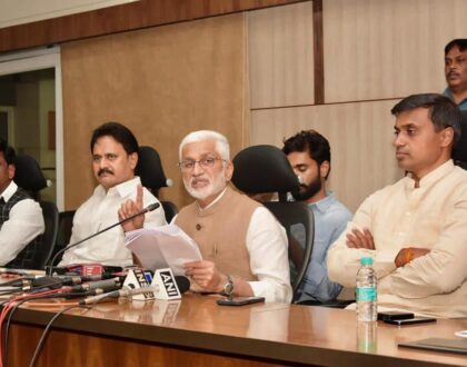 లాభాల్లో ఉన్న , లాభాల్లోకి వచ్చే అవకాశం ఉన్న ప్రభుత్వరంగ సంస్థల ప్రైవేటీకరణకు వైఎస్సార్ సీపీ పూర్తిగా వ్యతిరేకం.
