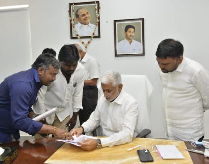 తాడేపల్లిలోని వైఎస్సార్ సీపీ కేంద్ర కార్యాలయానికి అత్యధికంగా తరలివచ్చిన పార్టీ నాయకులు, కార్యకర్తలను కార్యాలయం లోపల, వెలుపల కలుసుకుని రోజంతా వారి సమస్యలు తెలుసుకోవడం జరిగింది.