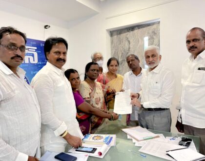 వైఎస్సార్ ట్రేడ్ యూనియన్ కమిటీ అధ్యక్షుడు డా.పొన్నూరు గౌతమ్ రెడ్డి గారిని పార్టీ కేంద్రకార్యాలయంలో కలిసి మాట్లాడటం జరిగింది.