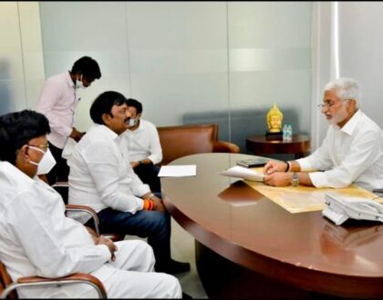 తాడేపల్లిలోని వైఎస్సార్ సీపీ కేంద్ర కార్యాలయంలో ఈరోజు పలువురు పార్టీ నాయకులు, కార్యకర్తలను కలుసుకుని చర్చించడం జరిగింది.
