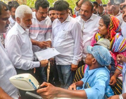 విశాఖ ఆంధ్రా యూనివర్సిటీలో వైఎస్సార్ సీపీ జాబ్ మేళా రెండో రోజు (ఆదివారం) కూడా కొనసాగుతోంది.