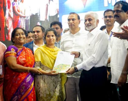విశాఖలో నిర్వహిస్తున్న YSRCP జాబ్ మేళాలో తొలిరోజు 13,663 మందికి ఉద్యోగాలు లభించాయి.