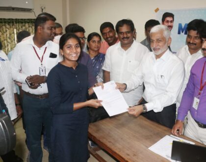 విశాఖ జాబ్ మేళాలో భాగంగా ఇంటర్వ్యూలు జరుగుతున్న తీరు పరిశీలన.