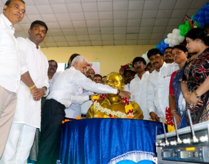 విశాఖపట్నంలో వైఎస్సార్ సీపీ మెగా జాబ్ మేళా వేలాది మంది ఉద్యోగార్థుల నడుమ అట్టహాసంగా ప్రారంభమైంది.