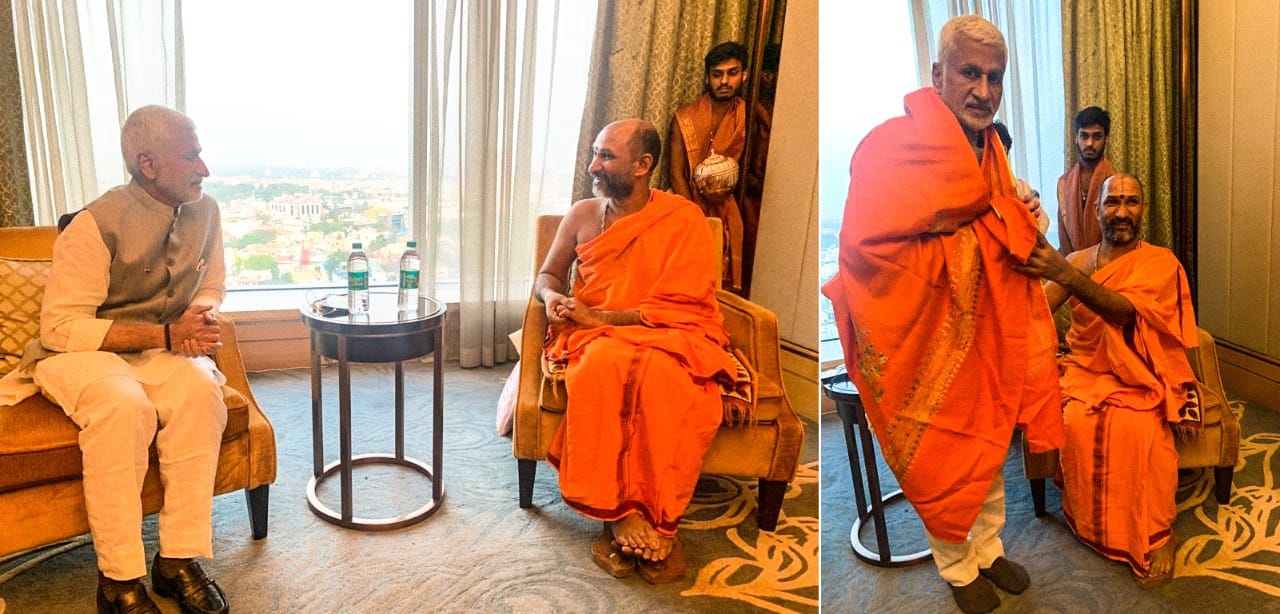 Feel very happy to have received the blessings of Shri Vidyaprasanna Teertha Swamiji...