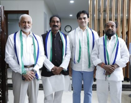 రాజ్యసభ నామినేషన్ల దాఖలుకు ముందు సహచర అభ్యర్థులు శ్రీ బీద మస్తాన్ రావు గారు, శ్రీ నిరంజన్ రెడ్డి గారు, శ్రీ ఆర్.కృష్ణయ్య గారితో..