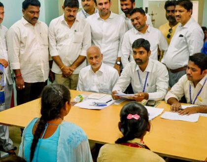 గుంటూరు ఆచార్య నాగార్జున యూనివర్సిటీలో జరుగుతున్న వైఎస్సార్ సీపీ మెగా జాబ్ మేళాలో ఉద్యోగార్థుల ఇంటర్వ్యూ తీరును, ఎంపిక ప్రక్రియను పరిశీలించడం జరిగింది.