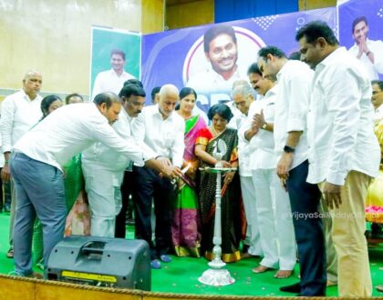 గుంటూరులోని ఆచార్య నాగార్జున యూనివర్సిటీలో వైఎస్సార్ సీపీ మెగా జాబ్ మేళా ఈరోజు ఘనంగా ప్రారంభమైంది.