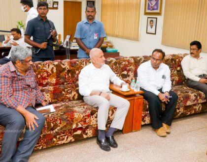 గుంటూరులోని ఆచార్య నాగార్జున యూనివర్సిటీలో వీసీ ప్రొఫెసర్ రాజశేఖర్ గారిని, ఇతర ప్రొఫెసర్లను కలిసి జాబ్ మేళా ఏర్పాట్లపై చర్చించడం జరిగింది.