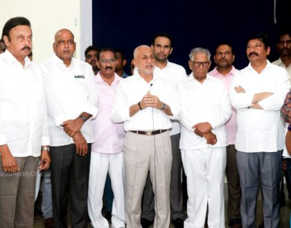 గుంటూరు ఆచార్య నాగార్జున యూనివర్సిటీలో జరిగే వైఎస్సార్ సీపీ మెగా జాబ్ మేళాలో 800 మందికి పైగా వాలంటీర్లు సేవలు అందిస్తున్నారు.