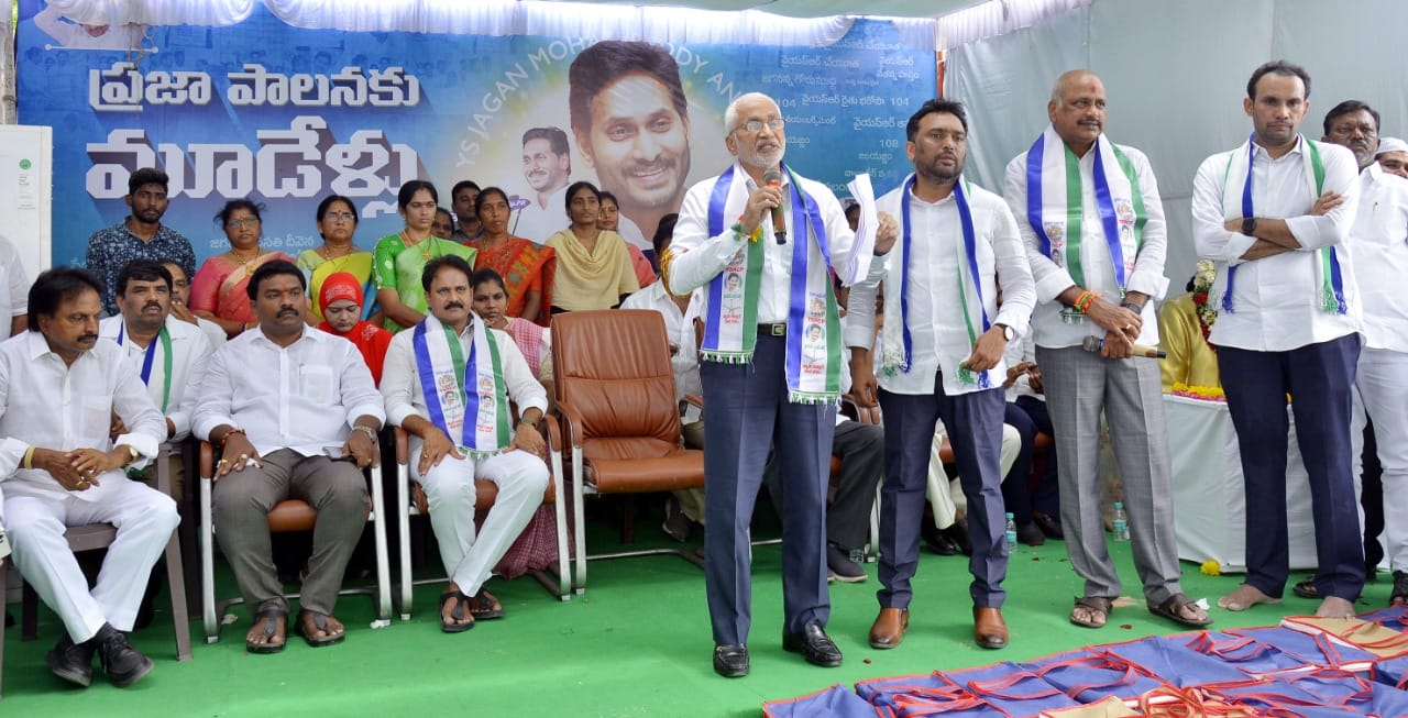 రాష్ట్రంలో జగన్ గారి ప్రజా పాలన మూడేళ్లు పూర్తి చేసుకున్న సందర్భంగా తాడేపల్లిలోని వైఎస్సార్ సీపీ కేంద్ర కార్యాలయంలో ఘనంగా వేడుకలు నిర్వహించడం జరిగింది.