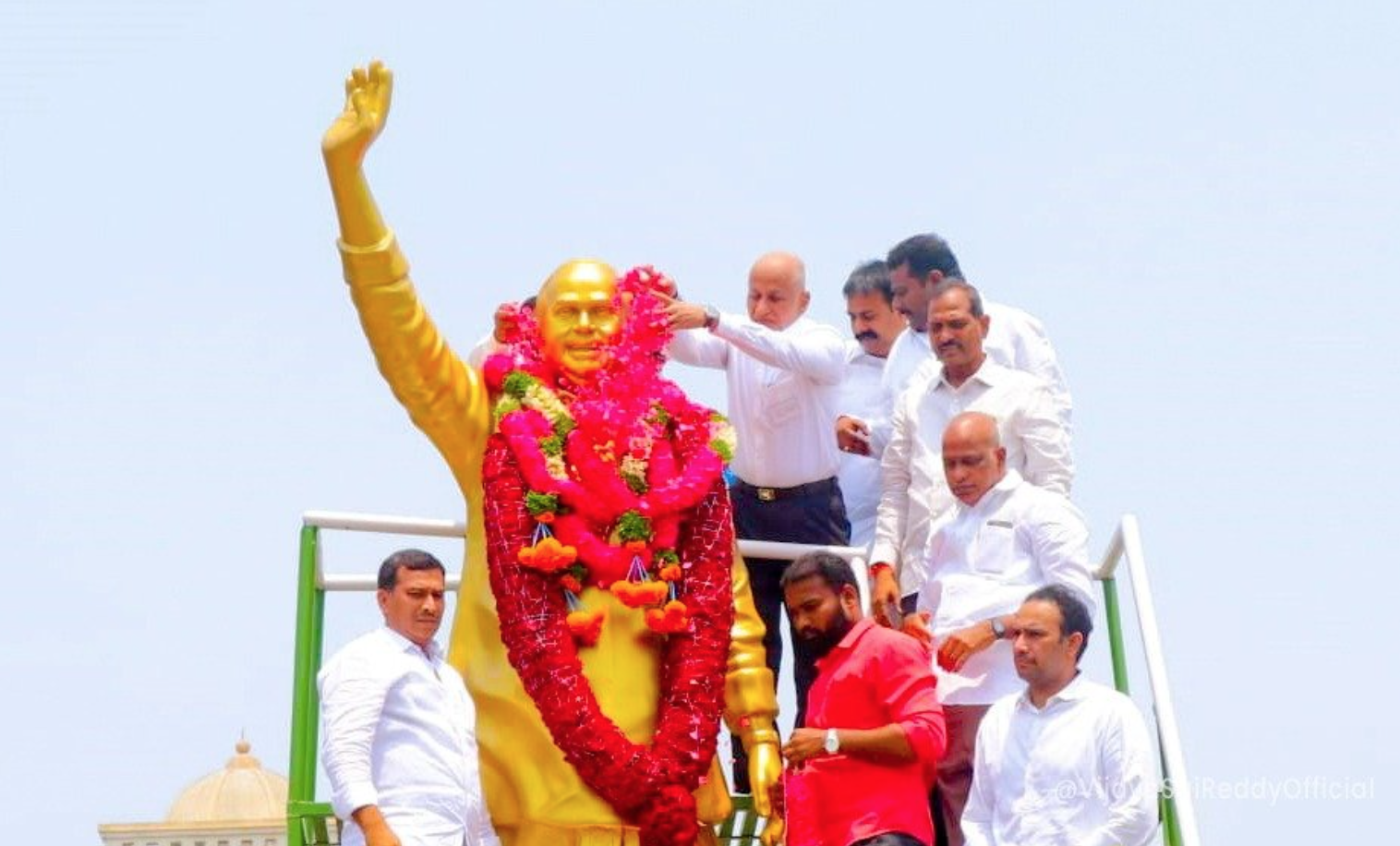 వైఎస్సార్ సీపీ మెగా జాబ్ మేళా ప్రారంభోత్సవం సందర్భంగా ఈరోజు గుంటూరు ఆచార్య నాగార్జున యూనివర్సిటీ ప్రాంగణంలోని ...