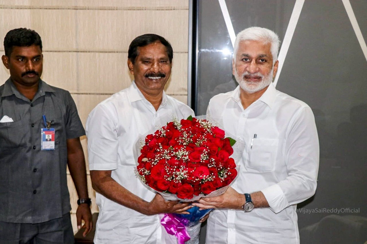 తాడేపల్లిలోని నా కార్యాలయంలో ఈరోజు ఎమ్మెల్సీ శ్రీమతి వరుదు కళ్యాణి గారితో పాటు పలువురు పార్టీ నాయకులు నన్ను మర్యాదపూర్వకంగా కలిశారు.