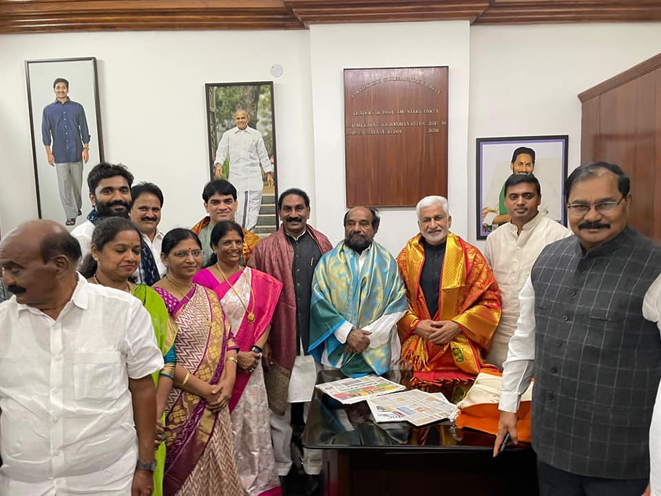 నాతోపాటు పార్టీ తరఫున కొత్తగా రాజ్యసభకు ఎన్నికైన సభ్యులను పార్లమెంట్‌లోని వైఎస్సార్సీపీ కార్యాలయంలో సహచర పార్టీ ఎంపీలు ఈరోజు ఆత్మీయంగా సన్మానించారు.