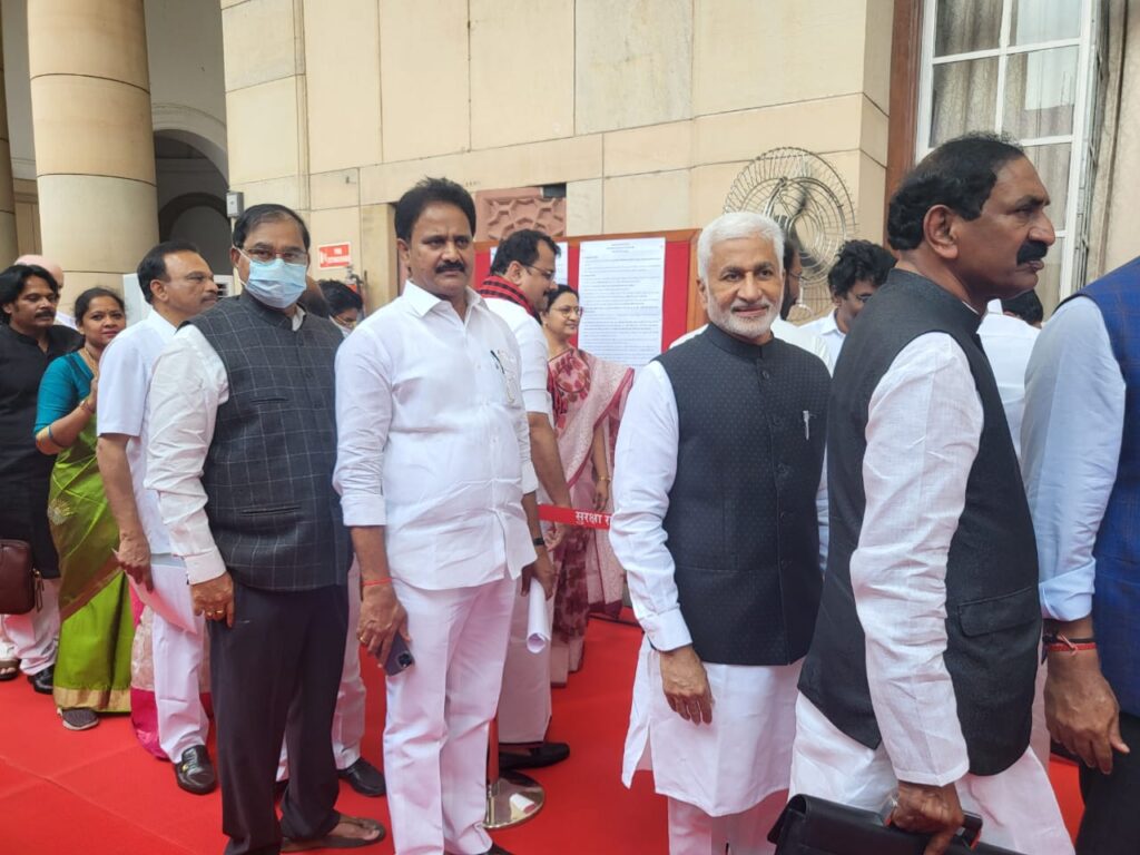 YSRCP MPs are on their way in Parliament House to Room no:63 for casting their Vote in favour of Smt. Draupathi Murmu...