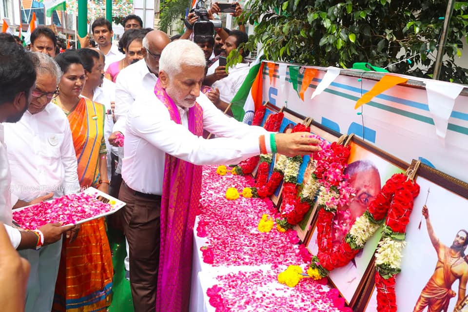 తాడేపల్లిలోని వైఎస్సార్ సీపీ కేంద్ర కార్యాలయంలో ఈరోజు స్వాతంత్య్ర దినోత్సవాన్ని అత్యంత ఘనంగా నిర్వహించడం జరిగింది.