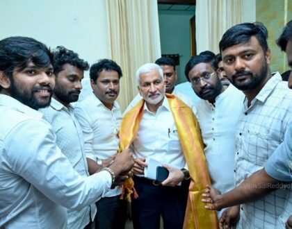 విశాఖపట్నంలోని సర్క్యూట్ హౌస్ లో ఈరోజు నన్ను పలువురు వైఎస్సార్ సీపీ నాయకులు, కార్యకర్తలు మర్యాదపూర్వకంగా కలిశారు.